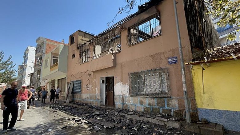İzmir’de korkutan yangın! Alevler tüm binayı sardı