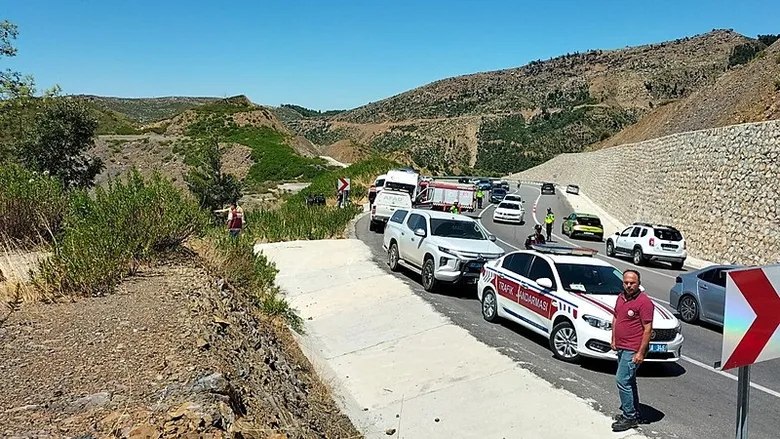 antalyada-korkunc-kaza-olu-ve-yaralilar-var-1785057392348.jpeg
