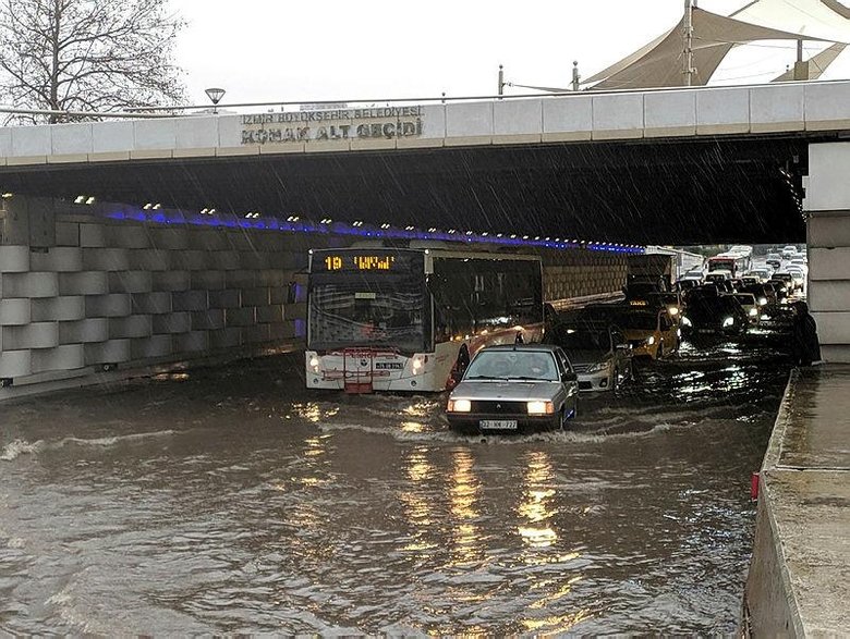İzmir’i sel vurdu: Alt geçitler ve metro istasyonlarının çıkışları tıkandı