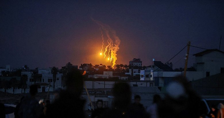 Gazze Şeridi yoğun saldırılarla sarsıldı