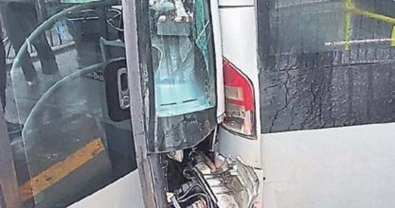 İstanbul’da iki metrobüs çarpıştı