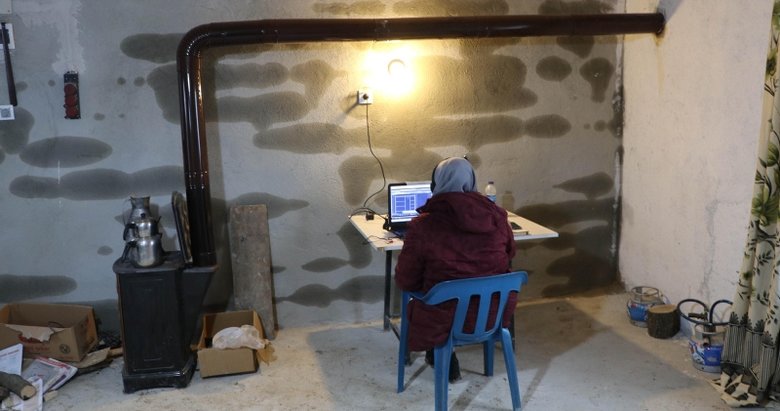 Kızının eğitimi için internet çeken kekik tarlasına baraka yaptı