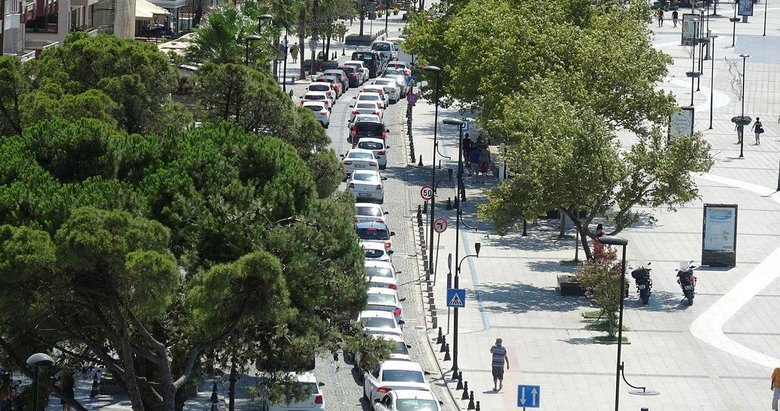 Çanakkale’de tatilciler dönüşe erken başladı, 2 kilometre kuyruk oluştu