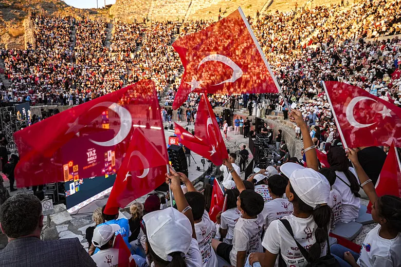 efes-antik-kentinde-unutulmaz-program-bilal-erdogan-izmirde-konustu-bizi-kardes-kilan-degerleri-yasatalim-1787126133738.png