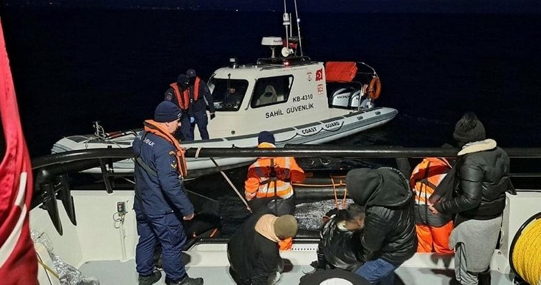 İzmir açıklarında 45 düzensiz göçmen kurtarıldı