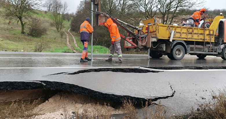 Balıkesir’de asfalt yol çöktü!