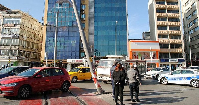 İzmir’de tramvay seferleri aksatan kaza