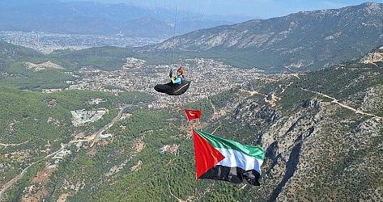 Gökyüzünde bayrak açıp Filistin’e destek verdiler