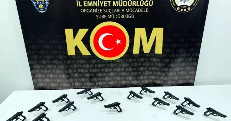 İzmir’de polisin durdurduğu araçtan 20 silah çıktı
