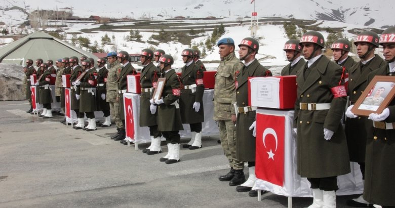 Hakkari’de şehit askerler için tören düzenlendi