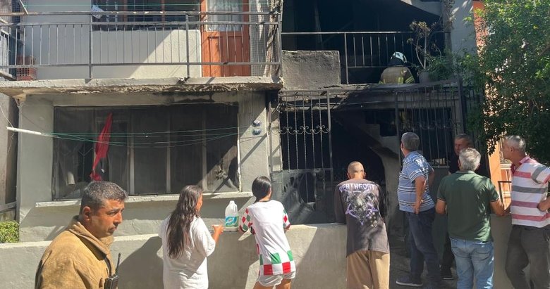 İzmir’de zemin katta çıkan yangın binayı sardı