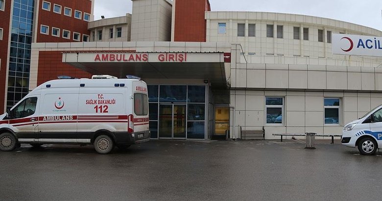 İzmir’de bir evin kapısında bulunan 3 günlük bebek hastaneye kaldırıldı