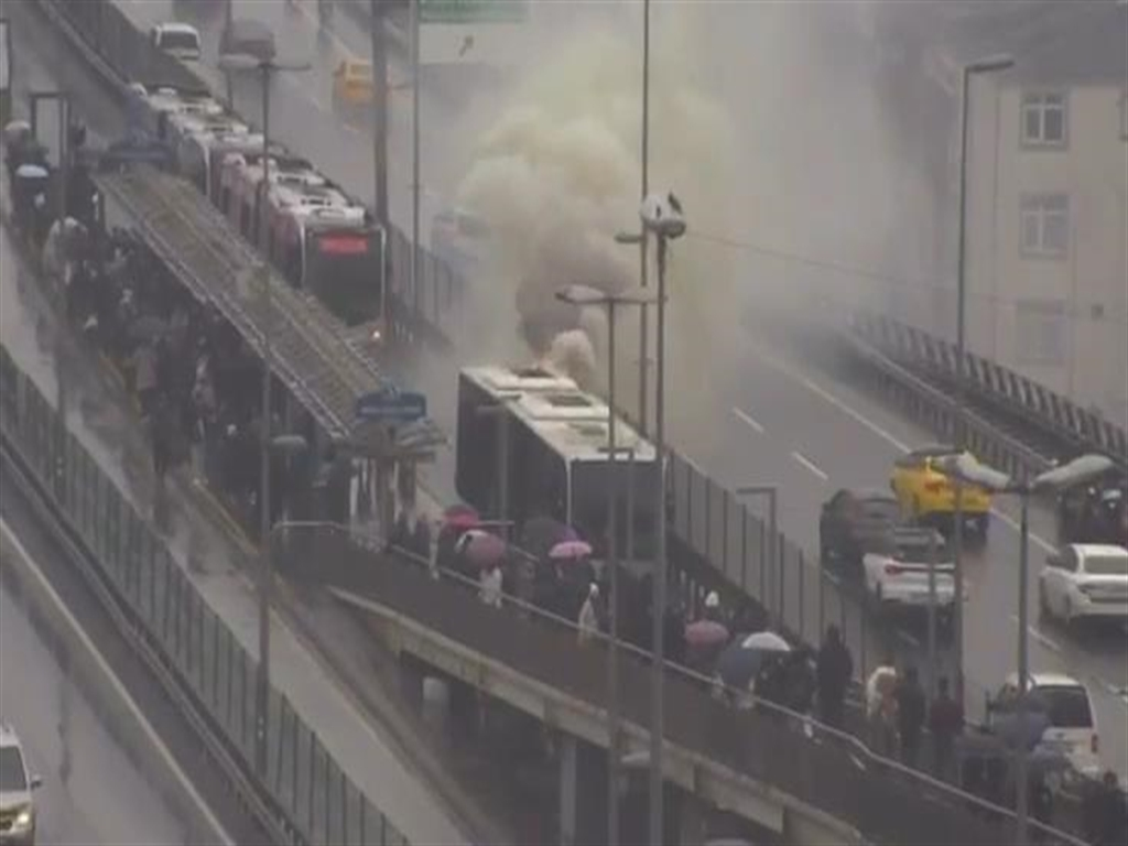 İstanbul Şişli'de metrobüs yangını