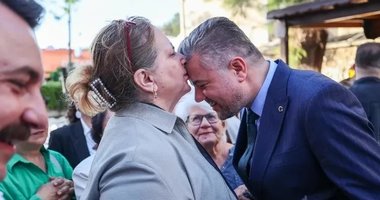 İzmir’de Buca Belediye başkanı Görkem Duman’a sevgi öpücüğü!