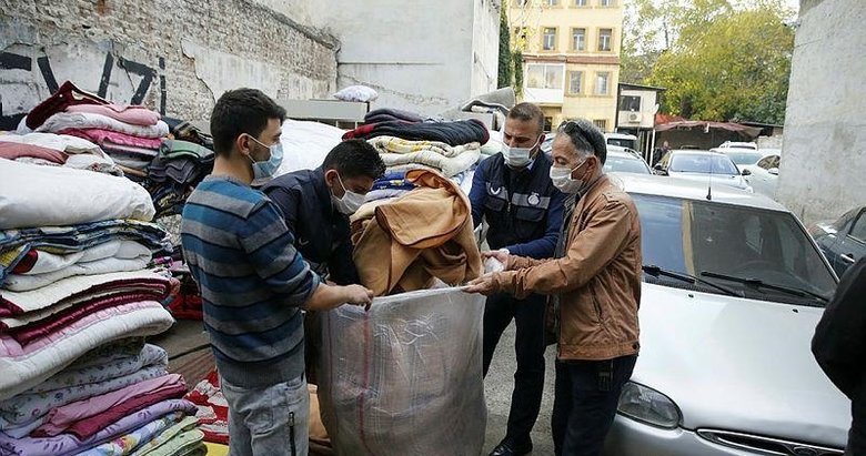 İzmir’de deprem fırsatçılarına suçüstü! Gönderilen battaniyeleri satmaya çalıştılar