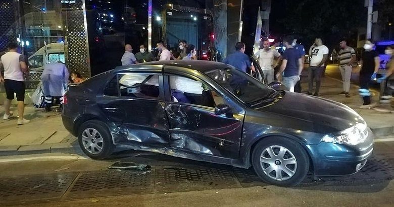 Konak’ta iki otomobilin çarpıştığı kazada 4 kişi yaralandı