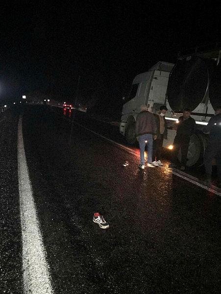 TIR’ı arızalanan tanıdığına yardım etmek isteyen genç canından oldu