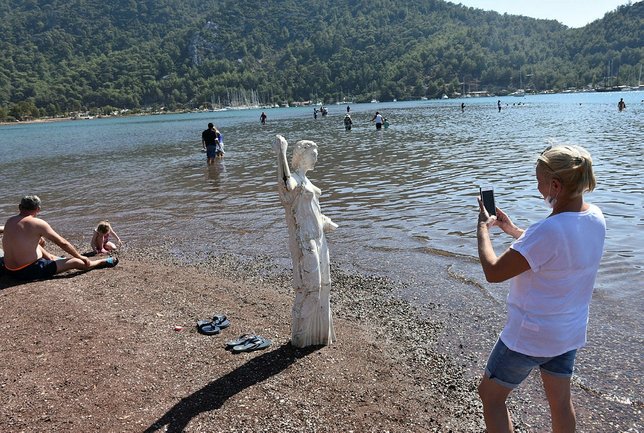 Kızkumu'nun 'prenses' heykeli şimdi de 'küllük' olarak kullanılıyor
