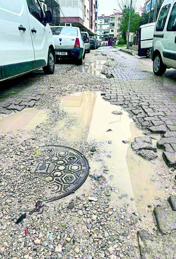 izmir-sokaklari-kostebek-yuvasi-gibi-yoldaki-cukur-hak-ihlalidir-1776107814511.jpg