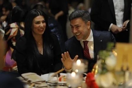 Ailesini hep kameradan uzak tutmuştu… İzzet Yıldızhan’ın eşini görenler hayran kaldı! Su gibi