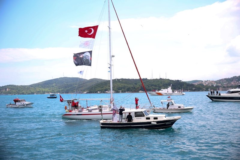 Cumhurbaşkanı Erdoğan, fetih kutlamaları dolayısıyla Boğaz’dan geçen tekneleri selamladı