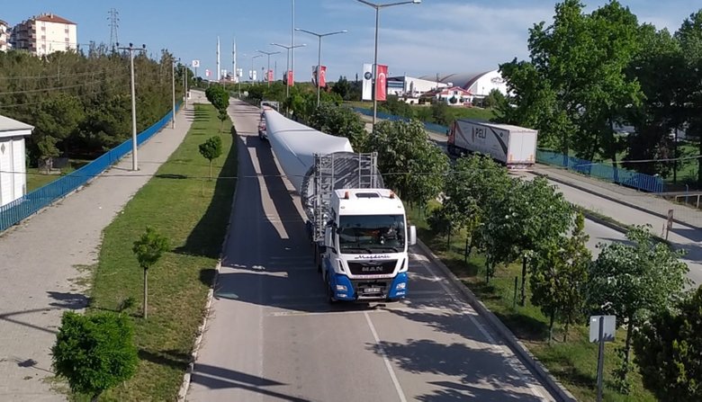 75 metre uzunluğundaki rüzgar türbininin kanatları tırlarla taşındı