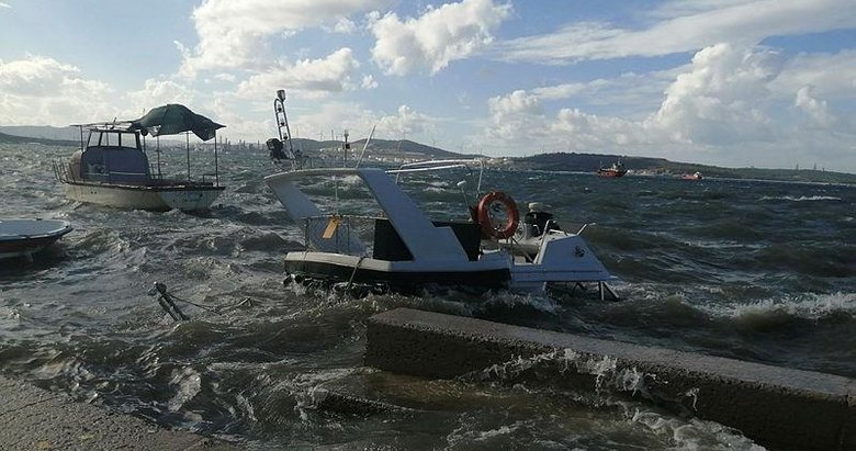 İzmir’de fırtına nedeniyle tekneler battı