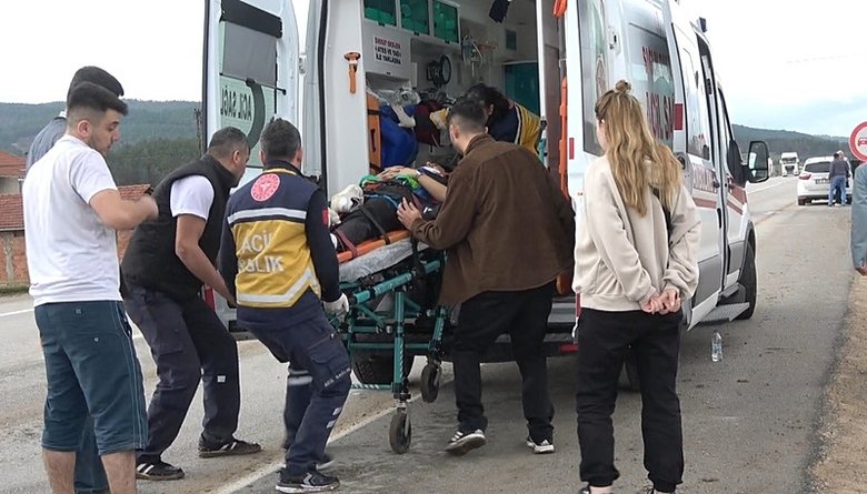 Kütahya’da otomobiller kafa kafaya çarpıştı! Yaralılar var