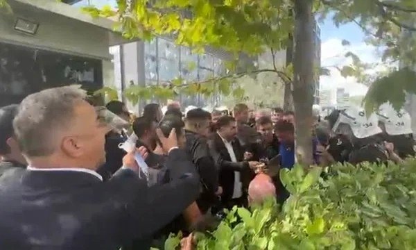 CHP’li şahıstan polise akılalmaz sözler: İzmir’de 2 arkadaşınız katledildi, daha kendinizi koruyamıyorsunuz