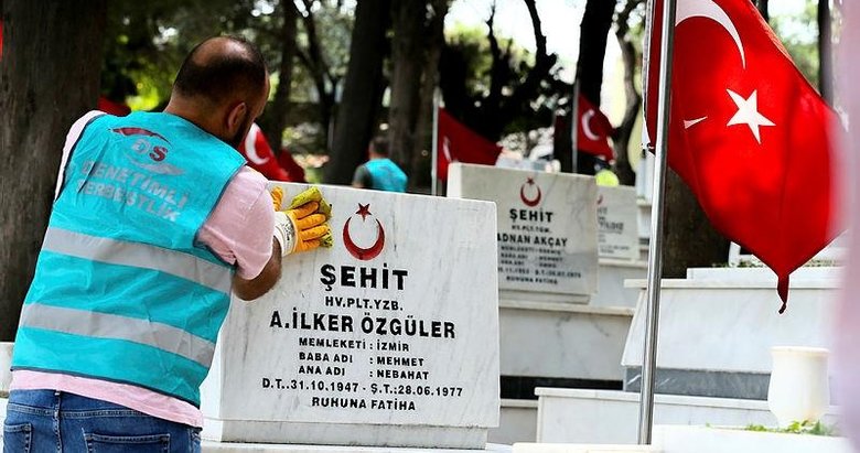 İzmir’de yükümlüler şehitliğin temizlik ve bakımını yaptı