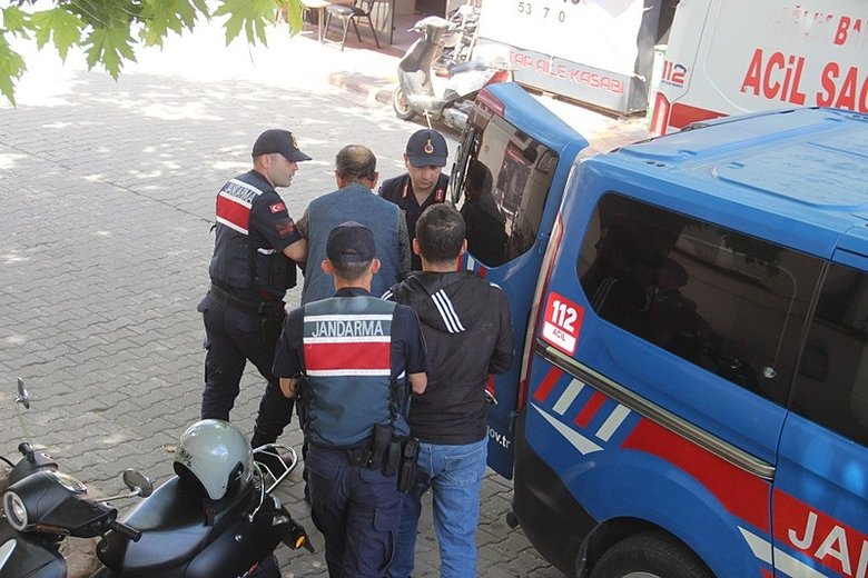 canakkalede-kan-donduran-olay-birlikte-yasadigi-kadini-sopayla-doverek-oldurdu-1780209325652.jpeg