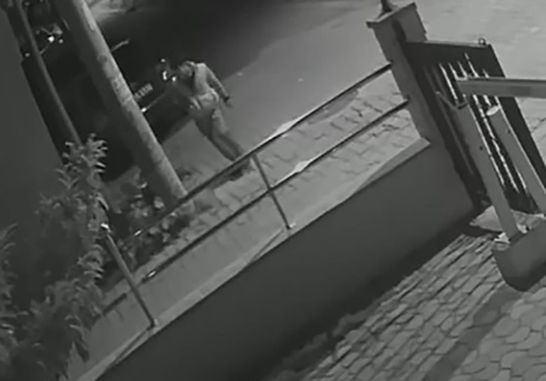 Yatalak ve felçli kardeşlerin evine giren hırsızlar yakalandı