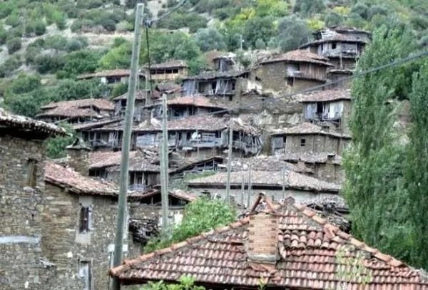 terk-edilmis-sokaklar-bos-evler-izmirde-sessizligin-icindeki-o-yer-lubbey-koyu-1778517520820.jpeg