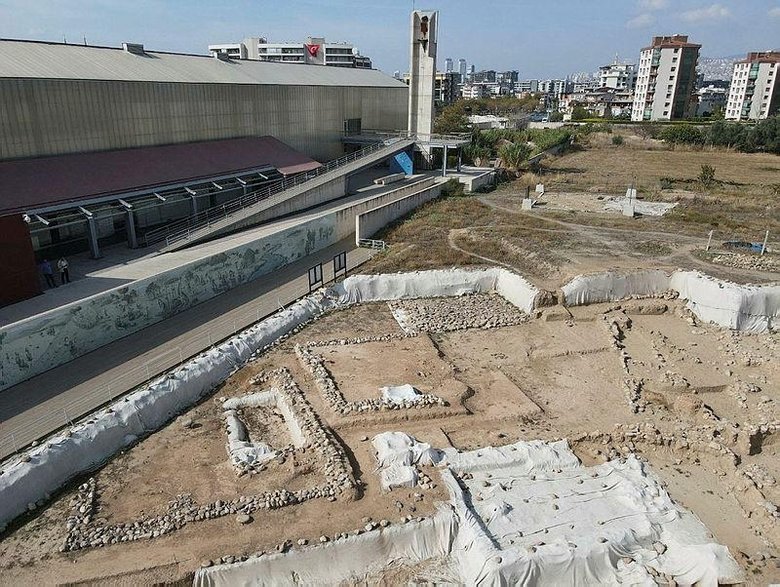 İzmir’deki Yeşilova Höyüğü’nde 8 bin 200 yıllık atölye bulundu
