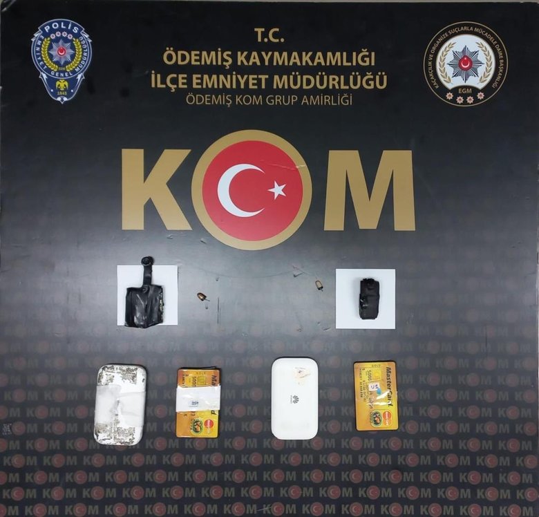 Ehliyet sınavına başkasının yerine girdiler! Üzerlerinden çıkan özel düzenek şoke etti