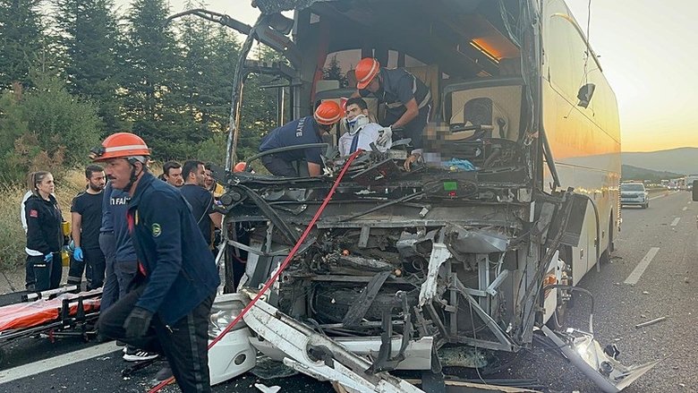 Bolu’da feci kaza: yolcu otobüsü kamyona çarptı: 1 ölü 10 yaralı