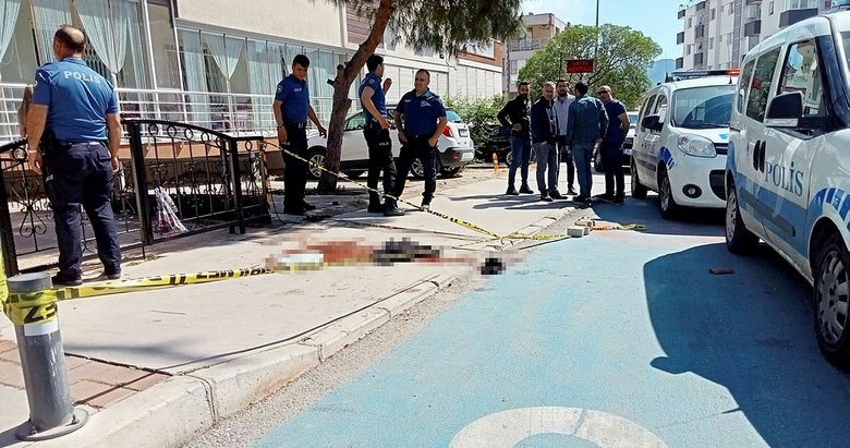 Karısını sokak ortasında defalarca bıçakladı!