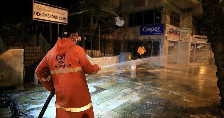 Denizli’de caddeler yıkanıp dezenfekte edilmeye devam ediyor