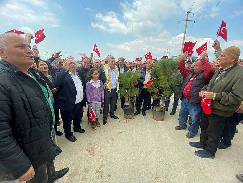 Büyükşehir’e ’moloz’ protestosu: İzmir’in çöpünü Menemen kaldıramaz
