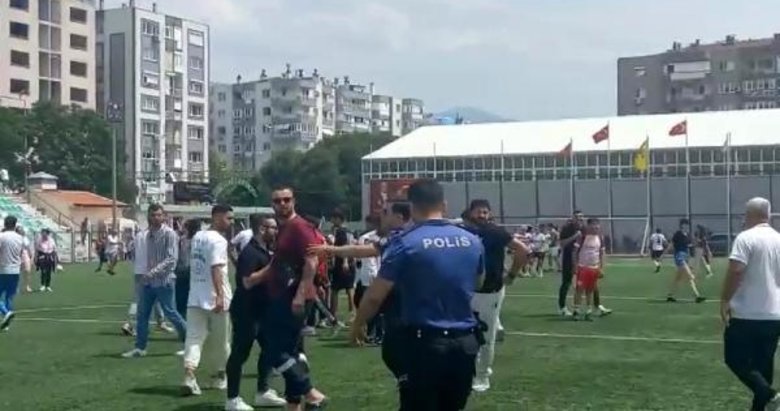 İzmir’de olaylı maç! Sahaya girip kadın futbolculara saldırdılar