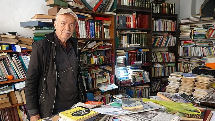 Kütahya’da ilginç olay! Ücretsiz kitap dağıtan kitabevine hırsızlık şoku