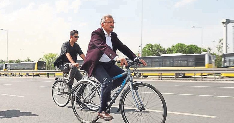 Başkan makamına bisikletle gidiyor