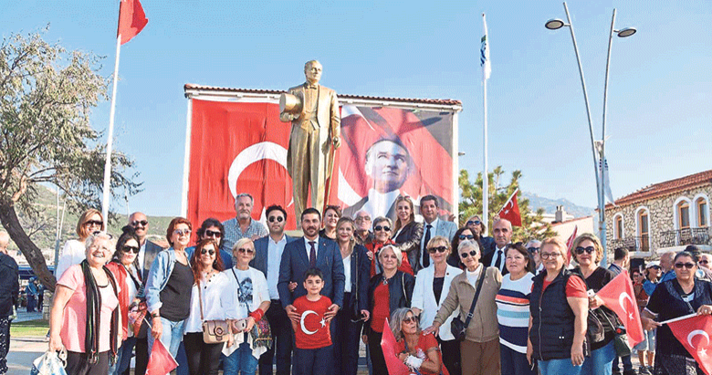 Yeni Foça’da Atatürk heykeli törenle açıldı
