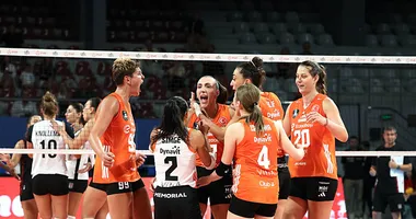 İzmir’de voleybol şöleni sona erdi