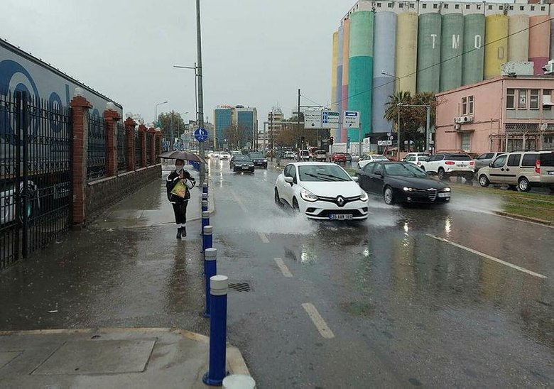 Sağanak yağmur İzmir’de etkili oldu, Kemeraltı’nda işhanını su bastı