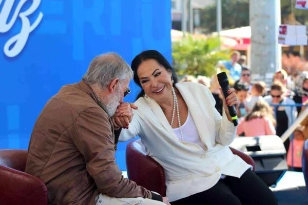 Yeşilçam’ın ünlü jönü Ahmet Mekin ile sultan’ı Türkan Şoray yıllar sonra bir arada!