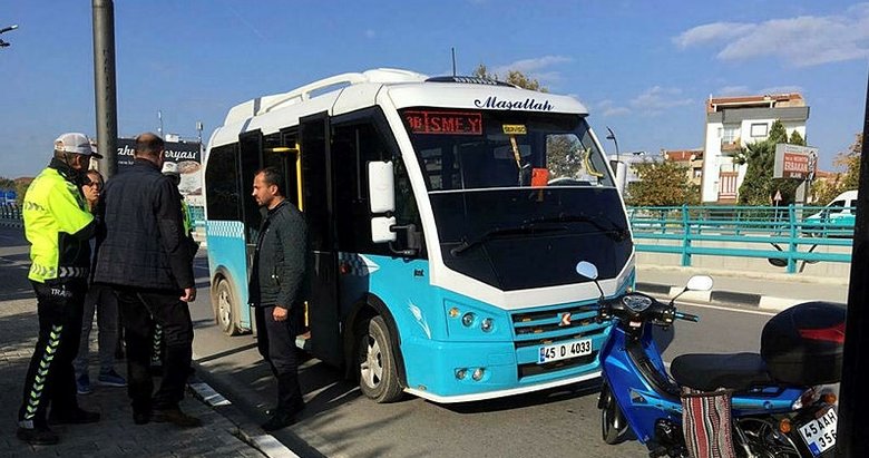 Manisa’da minibüs ani fren yapınca 3 yolcu düştü
