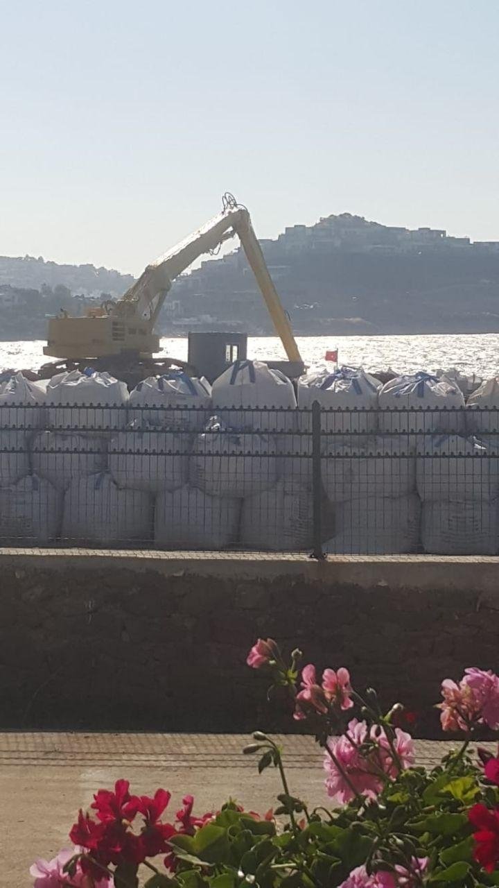 Bodrum’da bir garip olay! Kepçe denize daldı