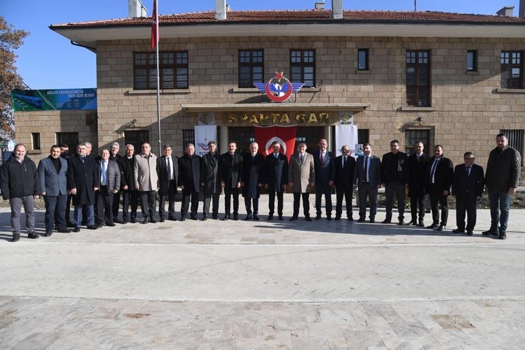 Isparta-İzmir arasında sefer gerçekleştirecek! Güller Ekspresi ilk yolculuğuna uğurlandı