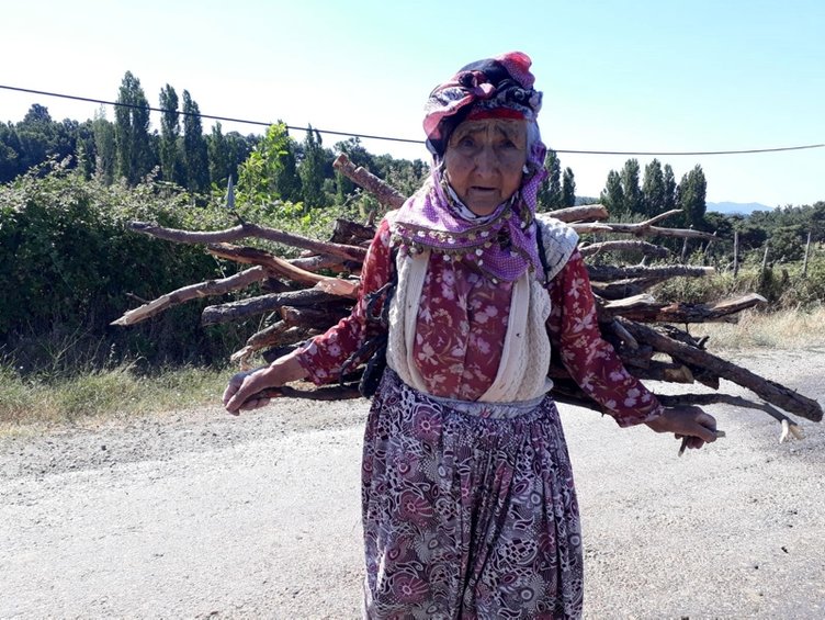 Çanakkale’de 94 yaşındaki Hanide Teyze kışlık odununu sırtında taşıyor